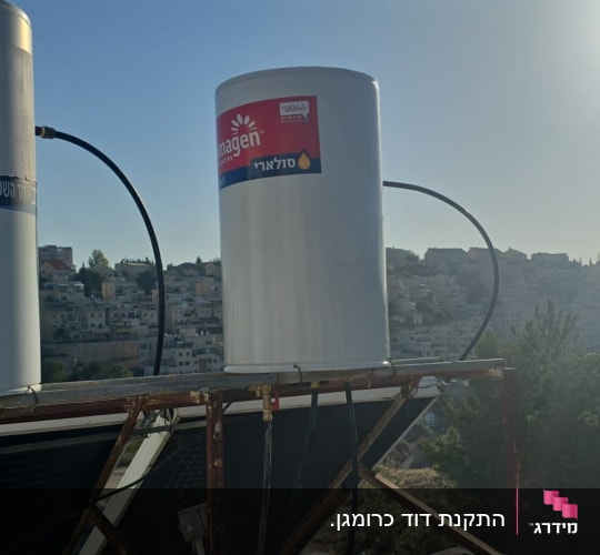 דוד שמש מותקן על גג עם צינורות וחיבורים